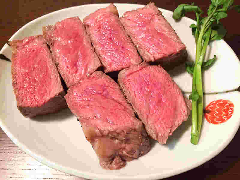 皿の上のステーキ