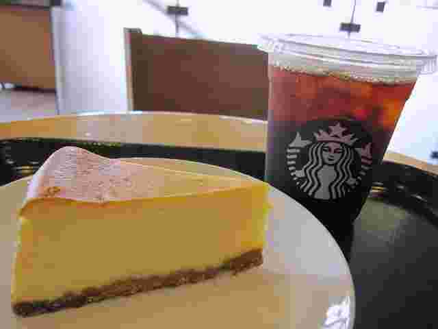 スタバのニューヨークチーズケーキとアイスコーヒー
