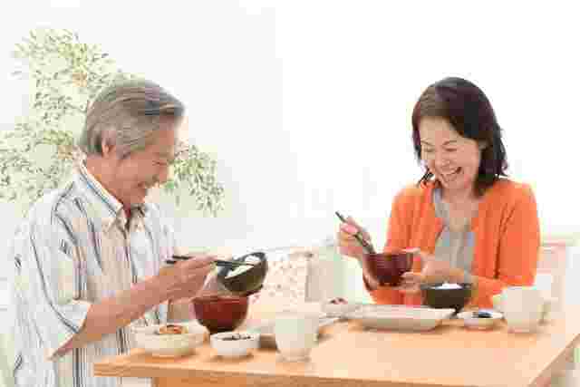 笑顔で食事を楽しむ夫婦