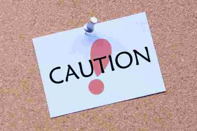 ビックリマークと「CAUTION」の文字