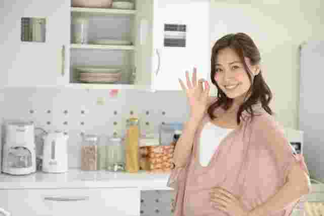 オーケーサインを出している女性