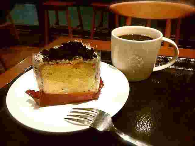 スタバのクッキー&クリームシフォンケーキとコーヒー
