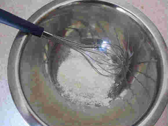 ボールに小麦粉を入れて泡だて器でかき混ぜる直前