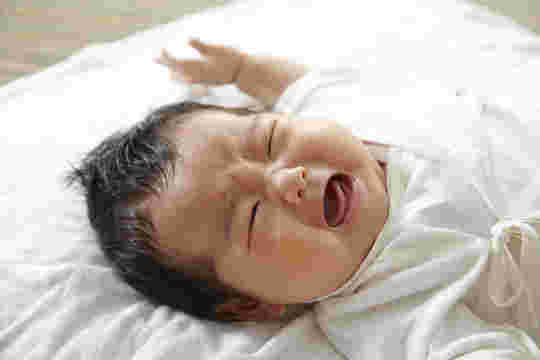 眠いのに眠れなくてぐずっている生後3か月の赤ちゃん