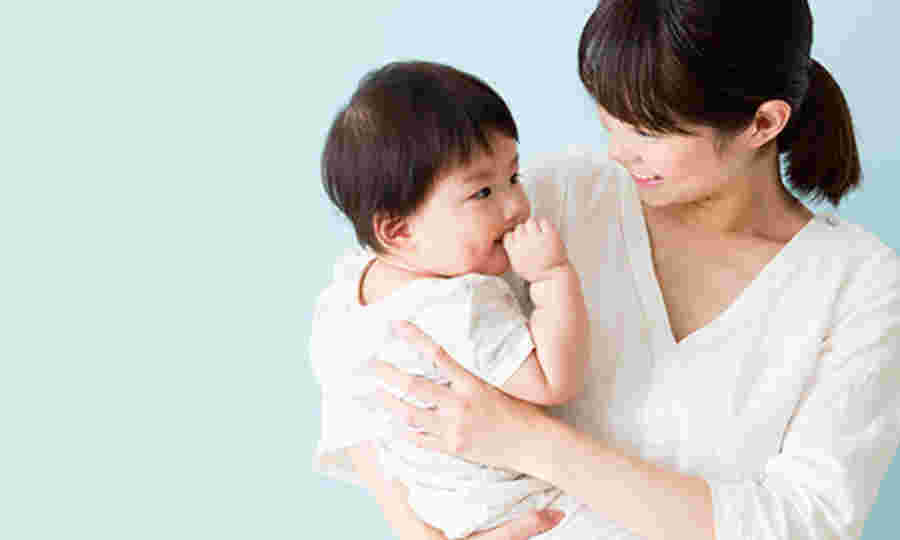 お母さんに抱っこされて機嫌が良さそうな赤ちゃん