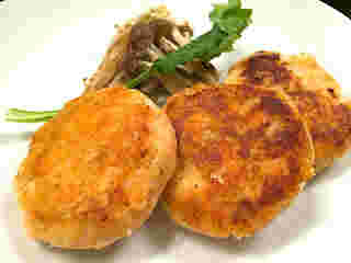 鮭ポテバーグと付け合わせのしめじとほうれん草