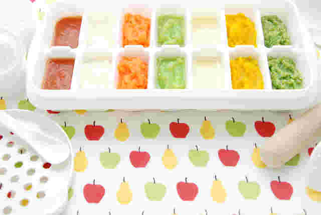 製氷皿に入れた色々野菜のピューレと離乳食作りの道具