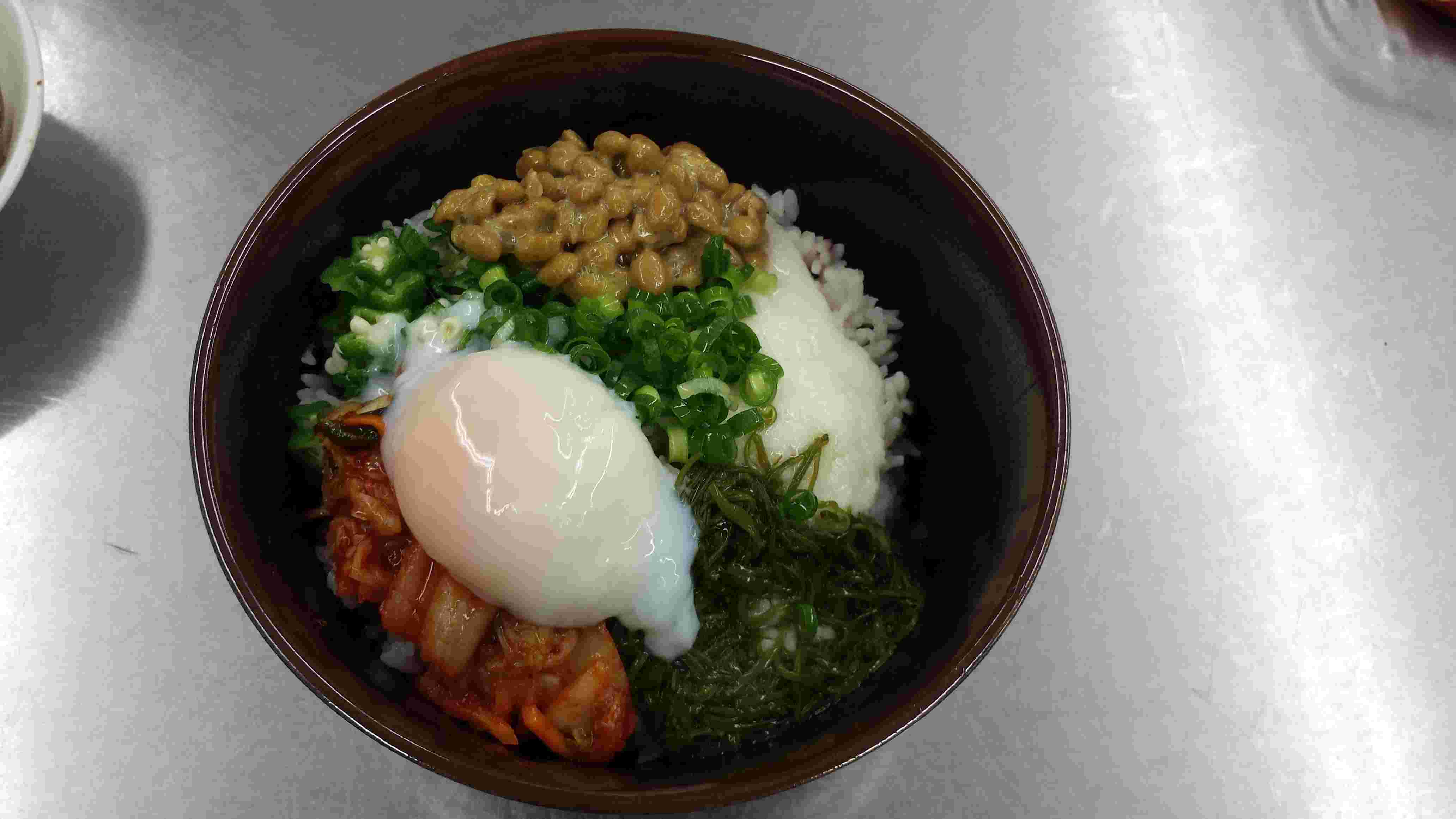 ねばねばキムチと温泉卵丼
