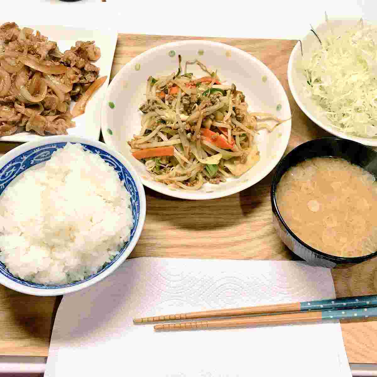 もやしとキノコを使用した炒め物