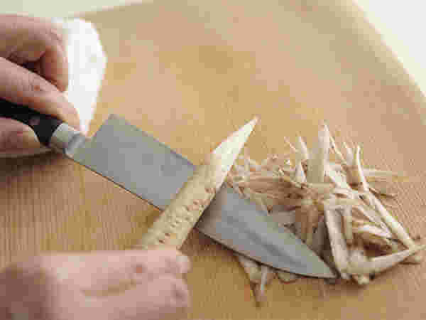 包丁を固定してささがきを作る
