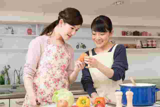 料理をしている女性