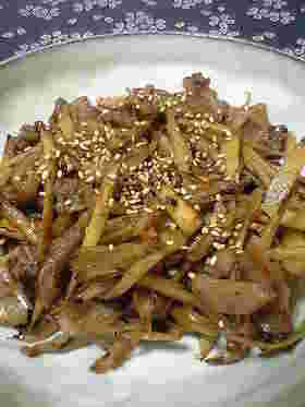 胡麻が振りかけられたごぼうと豚肉のしぐれ煮