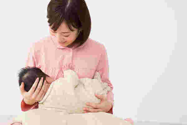 赤ちゃんを抱っこする女性
