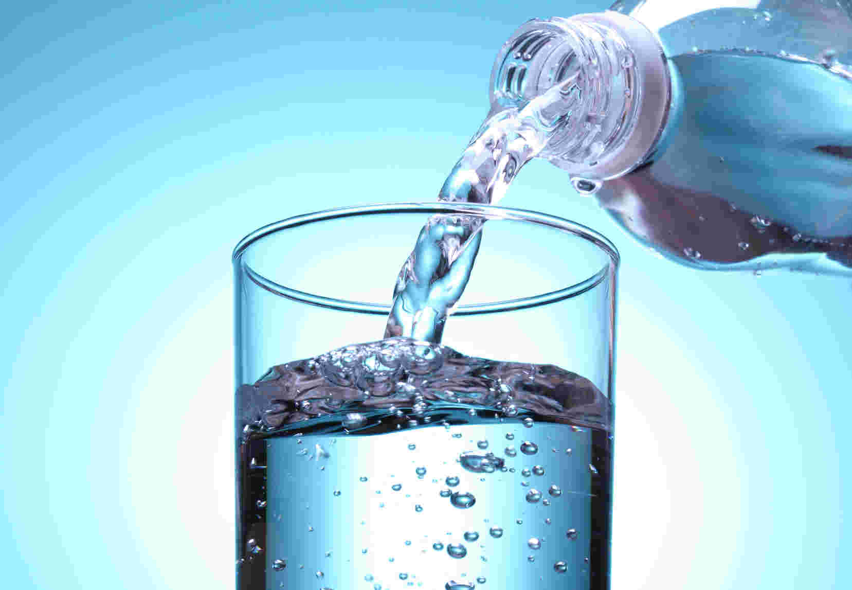 コップに水をそそぐ