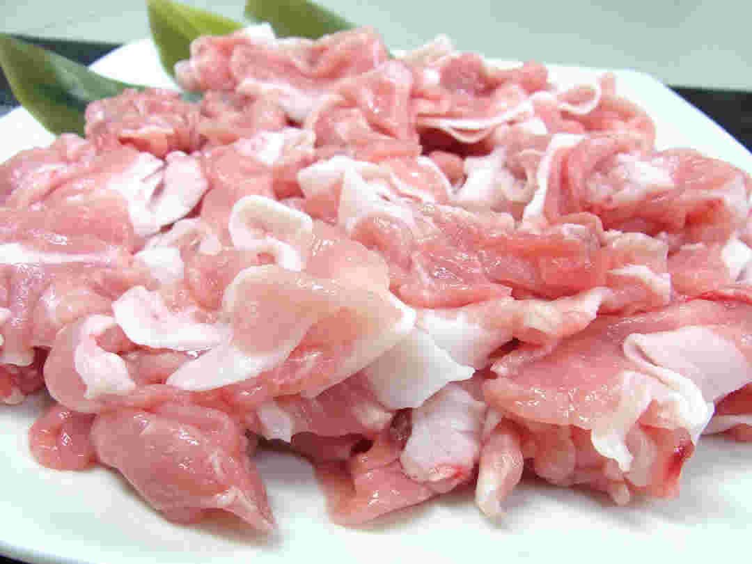 白いお皿にのせられた豚肉