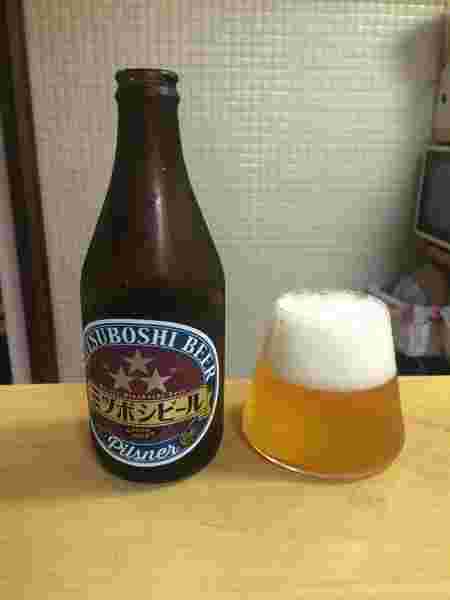 ミツボシビールのボトルとグラスビール