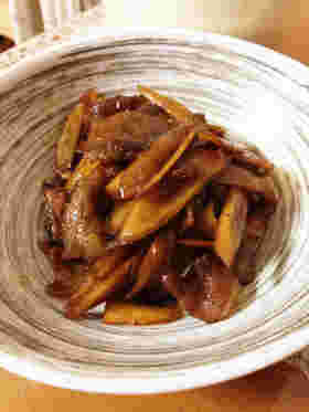 お皿に綺麗に盛り付けられたごぼうと豚肉の甘辛煮