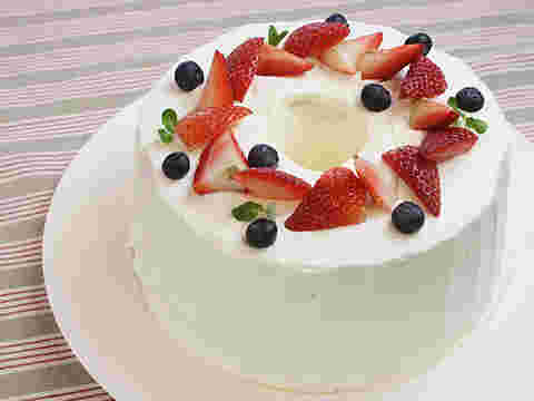 いちごののったホールケーキ