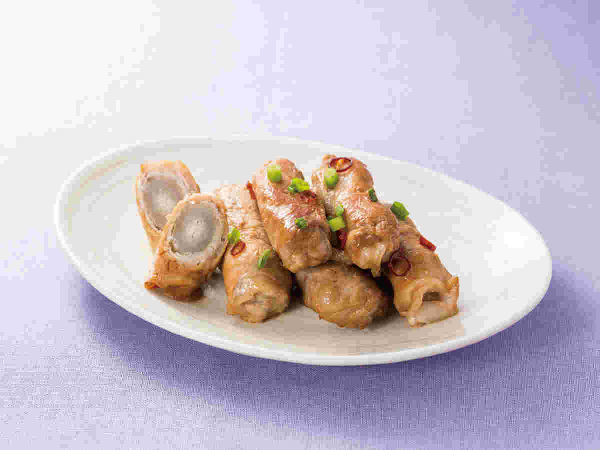 白いお皿に並べられたカットされたごぼうの豚肉巻きとカットされていない豚肉巻き