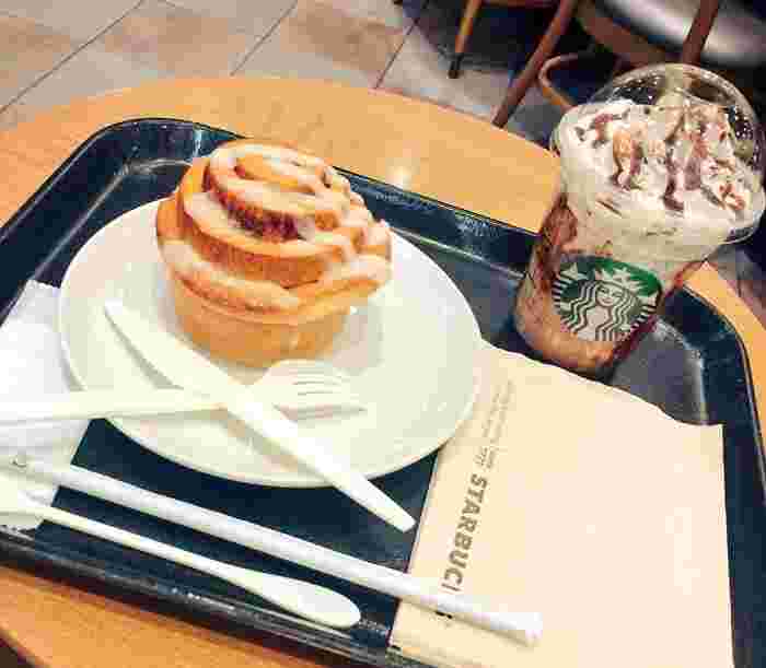スタバのシナモンロールとドリンク