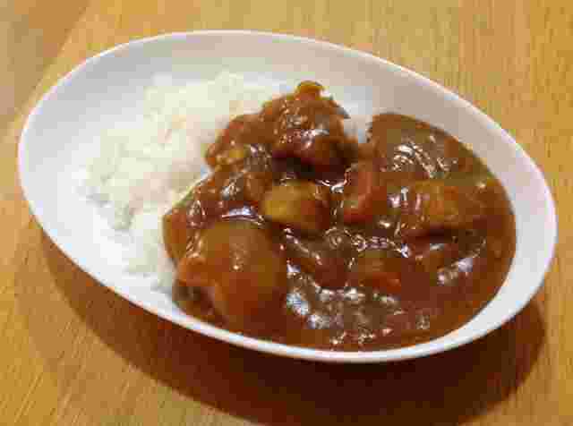 白いお皿に入ったカレー