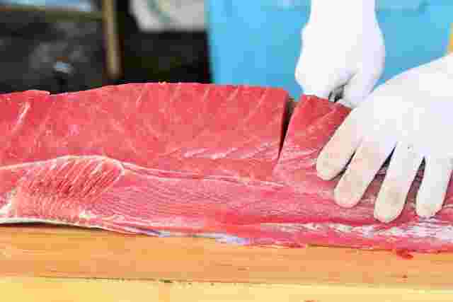 マグロの解体ショー