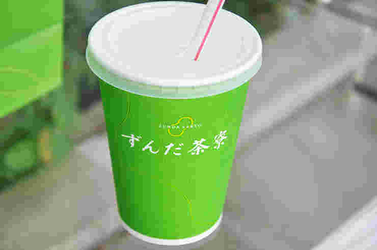 ずんだ茶寮の紙コップにストローがささっている様子