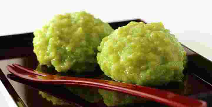 ずんだ餅が2つ小皿に並んでいる様子