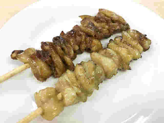 タレ味と塩味の鶏かわがお皿に並べられている様子
