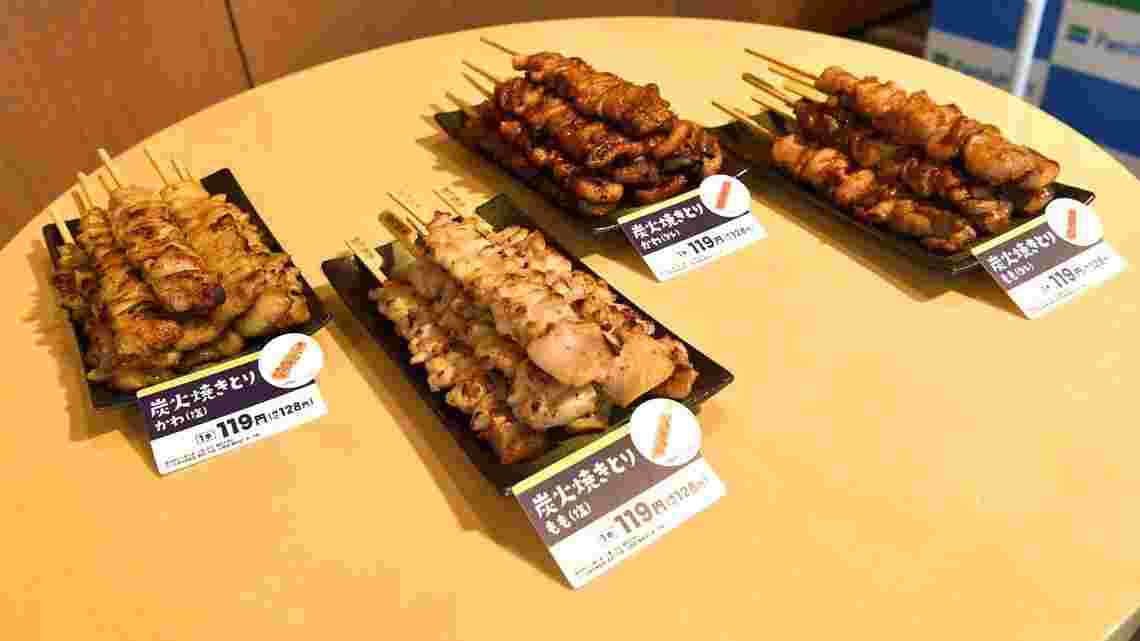 テーブルに並べられた様々な焼き鳥