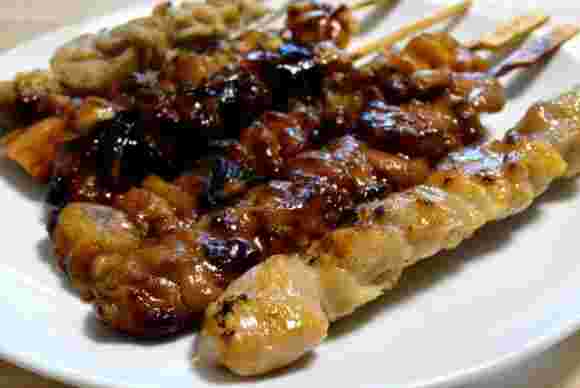 お皿に並べられた数種類の焼き鳥