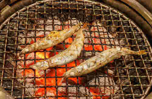 七輪でししゃもを焼いている