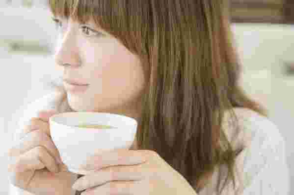 コーヒーを飲んでリラックスしている女性