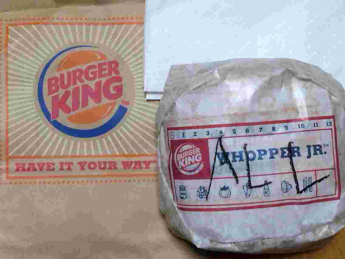 ハンバーガーの包みにALLと書かれている