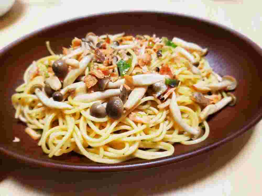 きのこと鮭のガリバタ醤油パスタ