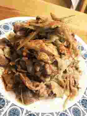 お皿に盛り付けられたごぼうと豚肉のマヨネーズ炒め