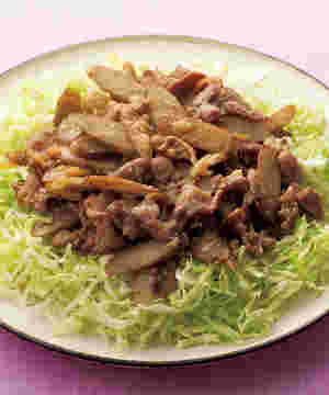 キャベツが敷き詰められたお皿にごぼうと豚肉の味噌炒めが盛りつけられています