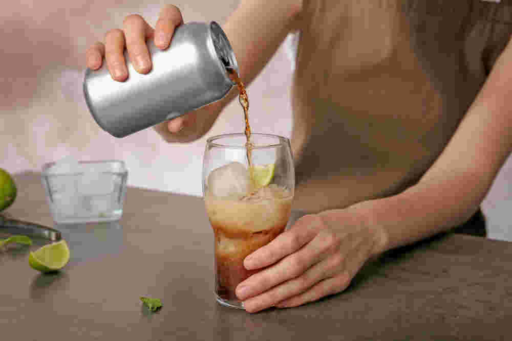 ビールカクテルを手作りする女性
