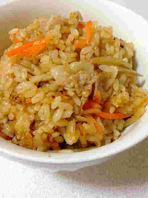 茶碗に盛りつけられた炊き込みご飯