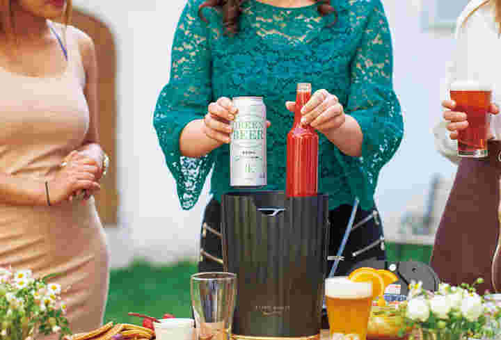 カクテルビールサーバーを用いて自宅でガーデンパーティーする女性たち