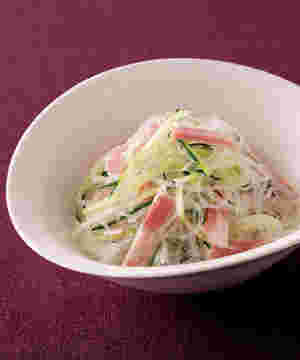 鶏皮と春雨入りの中華風サラダ