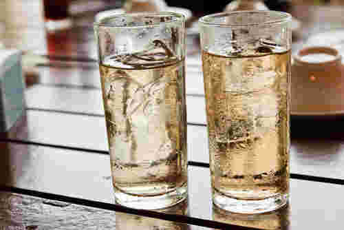 適度に薄まったブランデーの水割りの様子