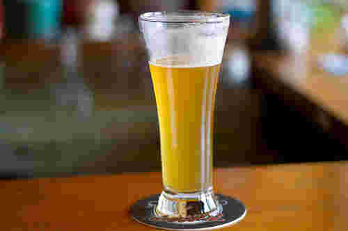 ビールカクテルのシャンディガフをグラスに注いだ完成品の紹介