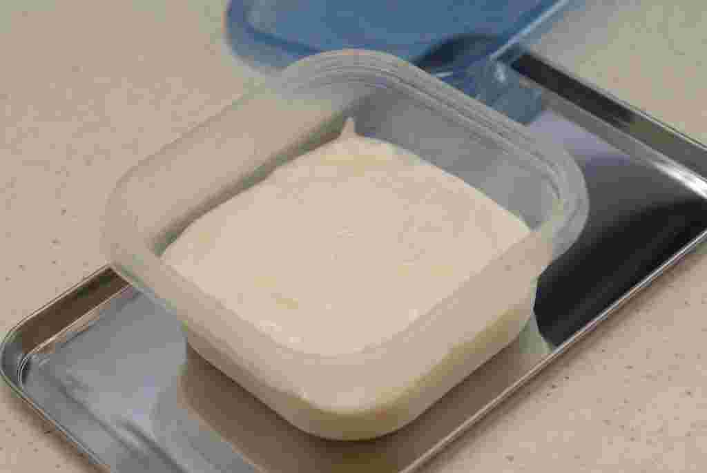 ヨーグルトを自然解凍している様子