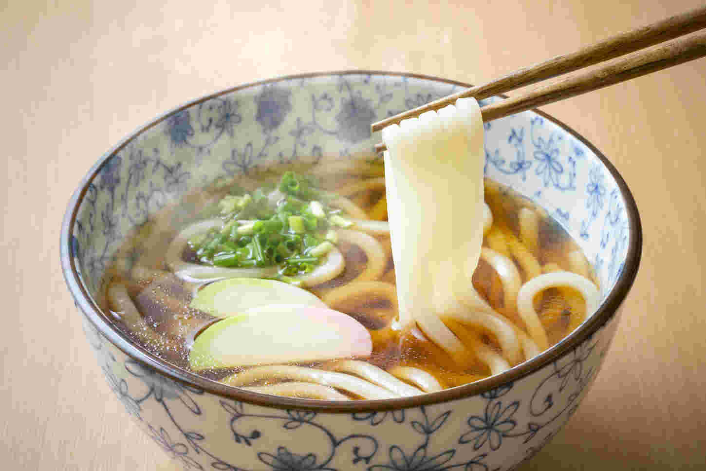 うどんを箸でもちあげる