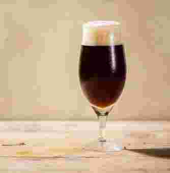 ビールカクテルのブラック･ベルベッドをグラスに注いだ完成品