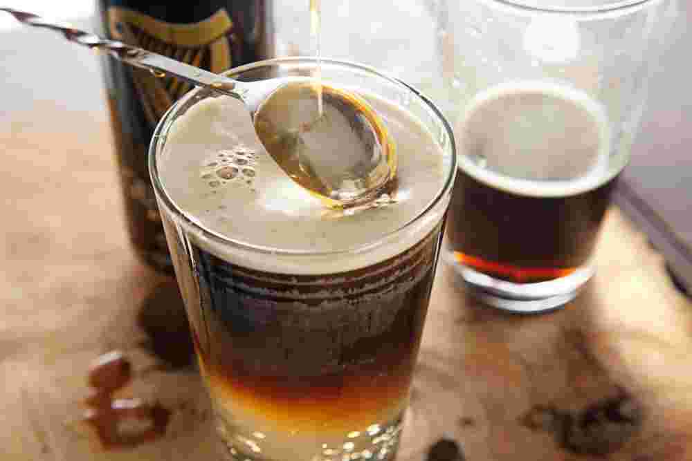 ビールカクテルのブラック･アンド･ホワイトをグラスに注いだ完成品