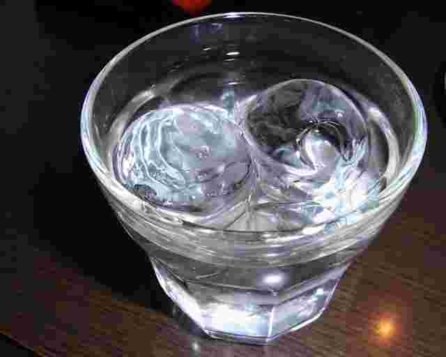 氷が2つ入った焼酎のロック