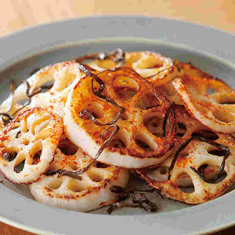 焼きれんこんが皿に盛られている様子