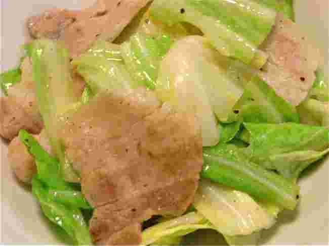 一口サイズにカットされたキャベツと豚肉の炒めものが盛り付けられている